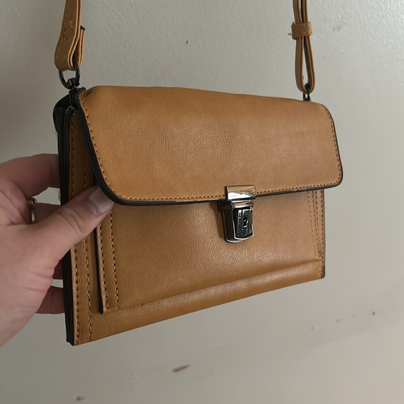 🎄 Crossbody Yellow Tan Bag Good Condition Light Weight Sling Bag - Picture 3 of 7